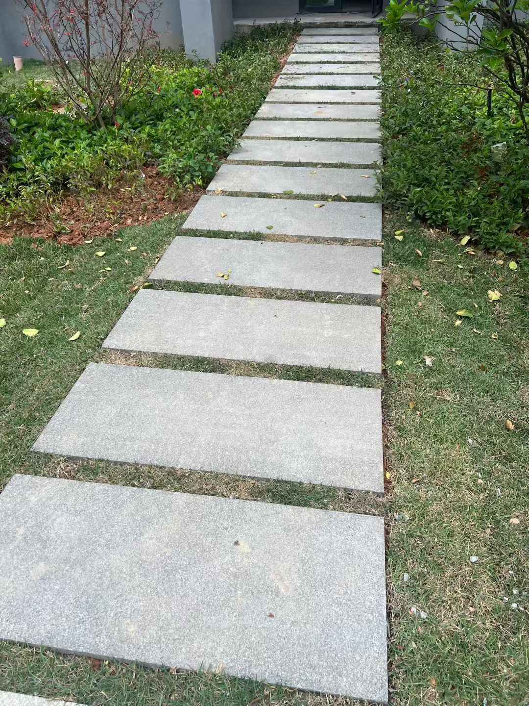 福州 芝麻黑小区踏步、汀步石铺装效果